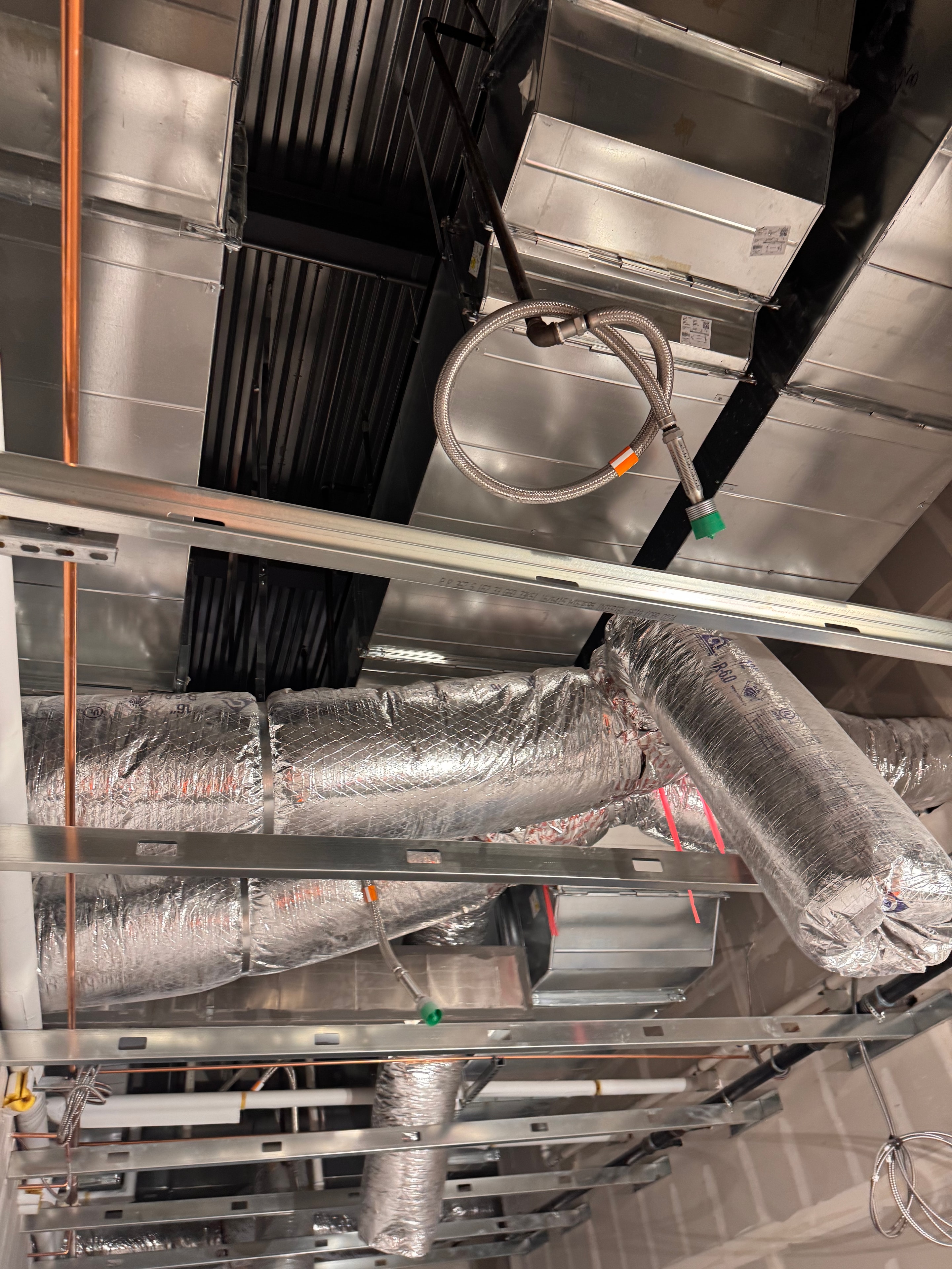 Insulated branch duct routing